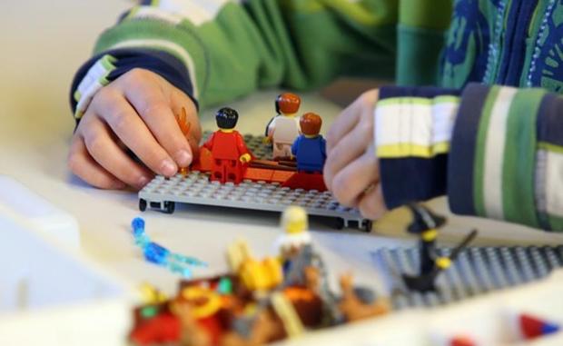Ponferrada potencia la interacción entre padres e hijos con juegos en familia en el programa 'Crece Conmigo'./César Sánchez
