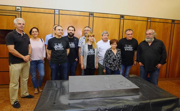 Los integrantes de la compañía de Teatro Conde Gatón de Ponferrada, en el acto de homenaje