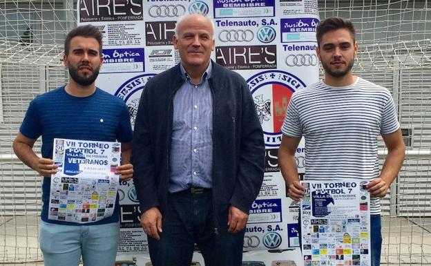 El concejal de Deportes de Bembibre y los organizadores, en la presentación del torneo./