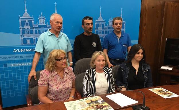Mari Crespo (C), junto a representantes de la Casa de Andalucía, hosteleros de La Rosaleda y Music Danza./