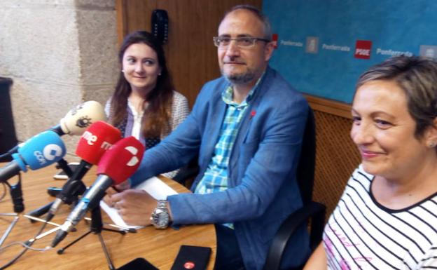 El portavoz del PSOE, Olegario Ramón, junto a las concejalas Paula Rodríguez y Carmen Morán./