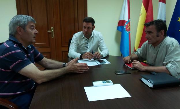 El presidente del comité de Anllares, Roberto González, en la reunión con el vicepresidente del Consejo, Iván Alonso, y el portavoz del PSOE en la institución, David Voces.