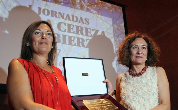 La consejera de Agricultura, Milagros Marcos, recibió el reconocimiento de manos de la alcadesa de Ponferrada, Gloria Fernández Merayo. /César Sánchez
