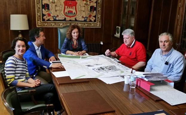 Reunión de la alcaldesa de Ponferrada con el director general de la Viivienda de Castilla y León./