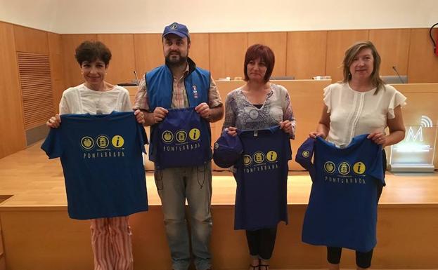 La directora de la EOI (I) y la concejala de Turismo (D), junto a dos de los voluntarios.