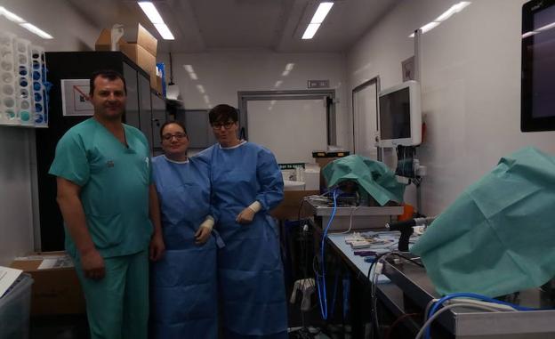 Profesionales del servicio de Traumatología del Hospital del Bierzo en el laboratorio móvil para prácticas quirúrgicas dirigido a cirujanos ortopédicos.