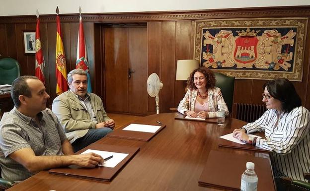Imagen de la reunión entre la alcaldesa y el nuevo secretario provincial de CCOO.