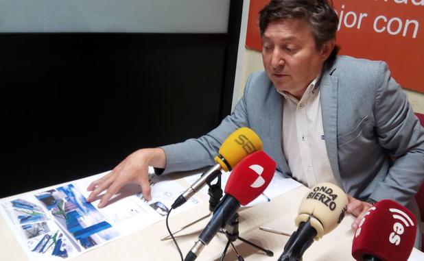 El portavoz municipal de USE Bierzo, Samuel Folgueral, muestra el proyecto ganador del concurso de ideas para el solar del antiguo Carrefour durante su comparecencia.