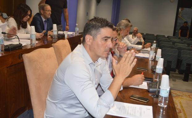 El concejal de Medio Ambiente, Roberto Mendo, durante el Pleno que refrendó el acuerdo.