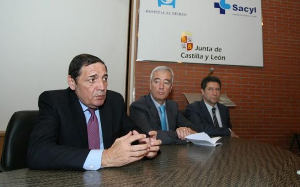 El consejero de Sanidad, Antonio María Sáez Aguado, junto al gerente del hospital, José Antonio Visedo, en una visita a El Bierzo.