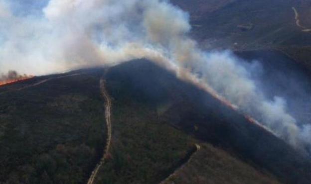 Incendio en los montes de Dragonte, en el municipio de Corullón.