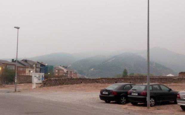 Imagen de la nube de intenso humo y cenizas que cubre Ponferrada./C. Ramos