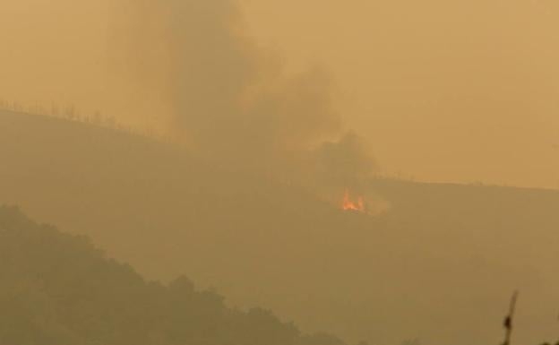 Imagen del incendio que afectó este lunes a montes de Sobrado./César Sánchez