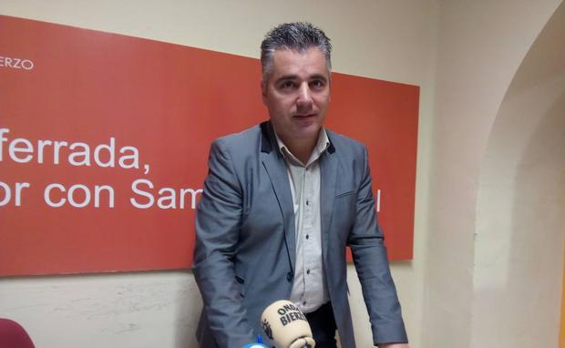 El concejal de USE Bierzo, Santiago Macías, instantes previos a su comparecencia./C. Ramos