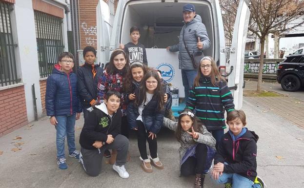 Los alumnos del colegio Navaliegos, durante la entrega de alimentos./