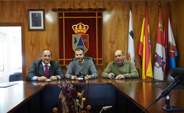 El alcalde de Folgoso (C), junto a dos concejales./