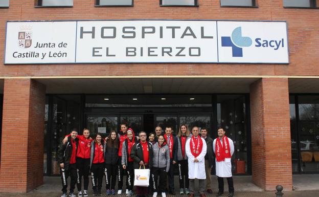 La plantilla del Embutidos Pajariel Bembibre, a las puertas del hospital.