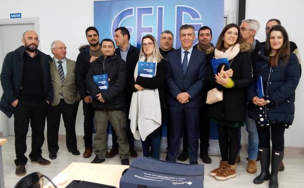 El presidente de la Fele en León, Javier Cepedano, y el presidente y el secretario de Fele-Bierzo, Javier Morán y Hermenegildo Fernández, junto a participantes en el III Programa de Autoempleo./C. Ramos