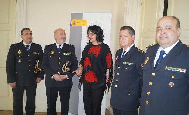 La subdelegada del Gobierno junto al nuevo comisario de Ponferrada, Miguel Ángel Martínez Redondo (I), el Jefe Superior de Policía de Castilla y León, Jorge Zurita Bayona, el Jefe JERO de Policía de Castilla y León, Jesús de Lamo, y el Jefe de Policía de la provincia de León, Juan Carlos Hernández./