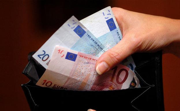 Un ponferradino recibe de regalo de Reyes su bolso perdido con más de 2.300 euros en efectivo
