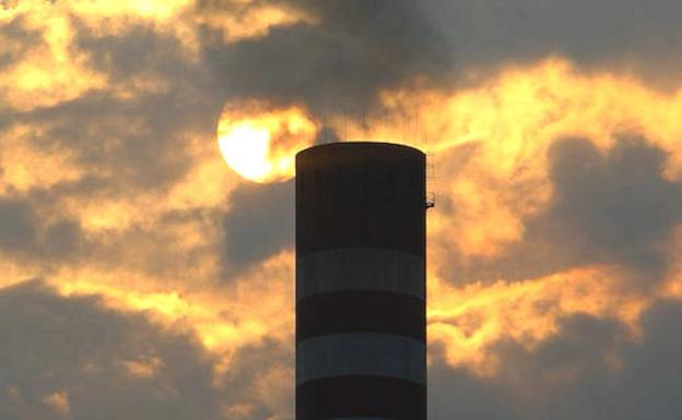 Imagen de una chimenea de una central./Peio García