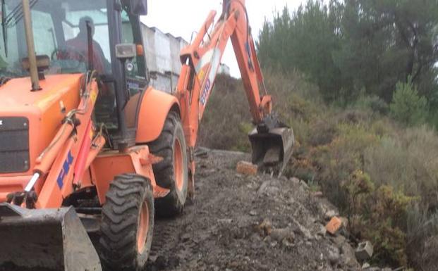 El PP denuncia el vertido y sellado «ilegal» de los escombros de las obras de ampliación del cementerio de Cacabelos./