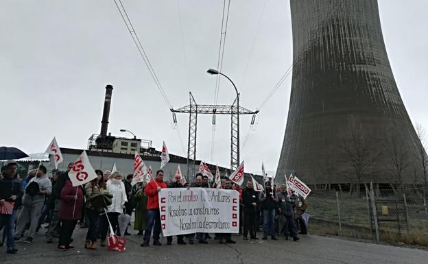 Imagen de la concentración a las puertas de la central del Anllares./