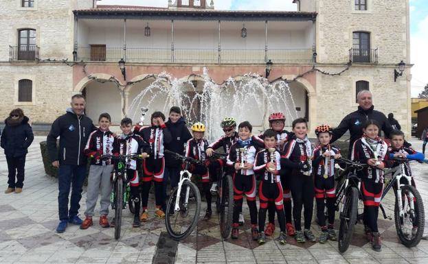 Los chicos del CD Bembibre BTT tras la competición./