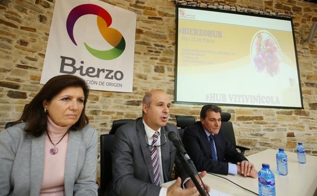 Llorente (C), Bello y Reyero (D), en la inaguración del 'Bierso Hub Vitivinícola'./César Sánchez