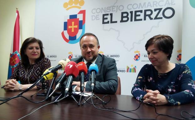 El presidente del Consejo Comarcal, la presidenta de la DO Bierzo y la gerente del Banco de Tierras, en la presentación del balance de la campaña./Carmen Ramos