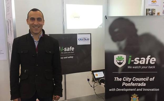 El inventor Iván Sánchez en Ginebra presentando i-Safe. /