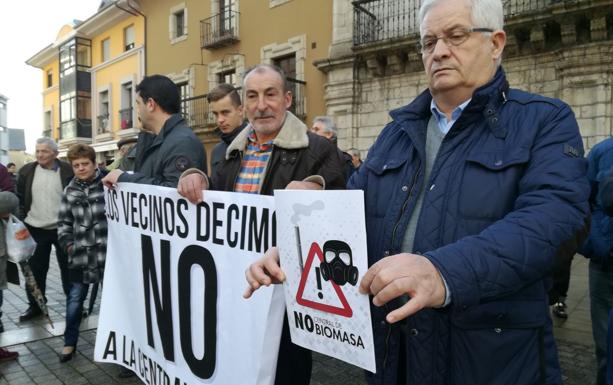 Vecinos de Compostilla en un protesta contra la red de calor ante el Ayuntamiento de Ponferrada./