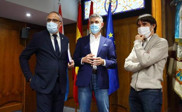 El alcalde de Ponferrada, Olegario Ramón (I), el director del centro asociado de la Uned, Jorge Vega (C), y el director técnico de la empresa Redytel, Óscar Cela (D), durante la presentación del proyecto./césar sánchez