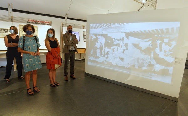 El alcalde de Ponferrada, Olegario Ramón, junto a la concejala de Cultura, Conchi de Vega (I), y la concejala de Fiestas, Lorena Valle (C), en la presentación de la muestra./César Sánchez