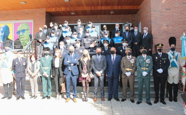 Foto de familia de las autoridades civiles y militares que participaron en la festividad de la Policía Municipal de Ponferrada./