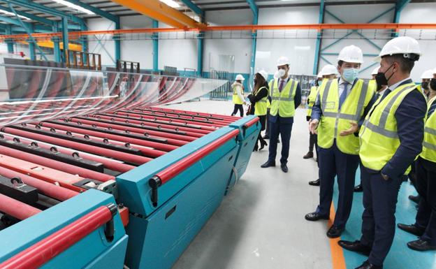 El presidente de la Junta de Castilla y León, Alfonso Fernández Mañueco, visita las instalaciones de la empresa Tvitec./César Sánchez