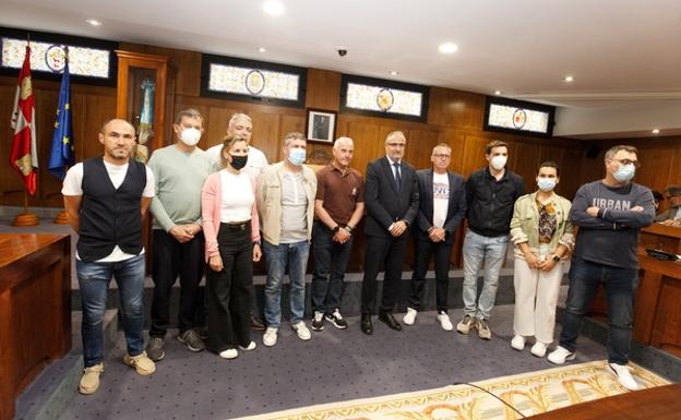 El alcalde y el concejal de Personal junto a los representantes sindicales del Ayuntamiento, en la firma del acuerdo de la Relación de Puestos de Trabajo./César Sánchez