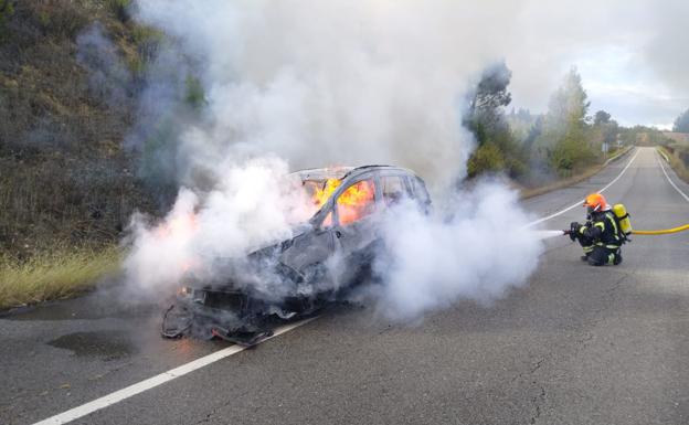 El vehículo quedó completamente calcinado por las llamas. En la imagen, un bombero trabaja en su extinción./