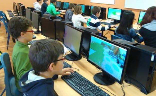 Unos jóvenes con altas capacidades frente al ordenador./