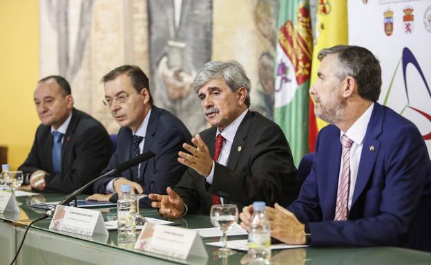 Los rectores de Valladolid, León y Burgos, durante la rueda de prensa de este lunes./Campillo