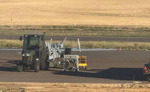 La aeronave es remolcada por un tractor. /J.L.B.