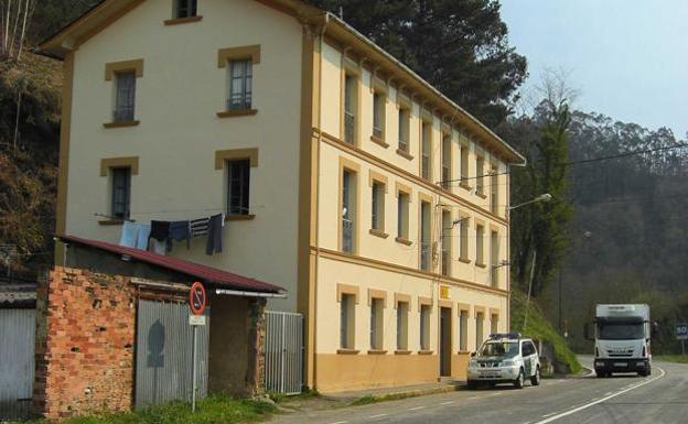Casa-cuartel de la Guardia Civil en Trevías./