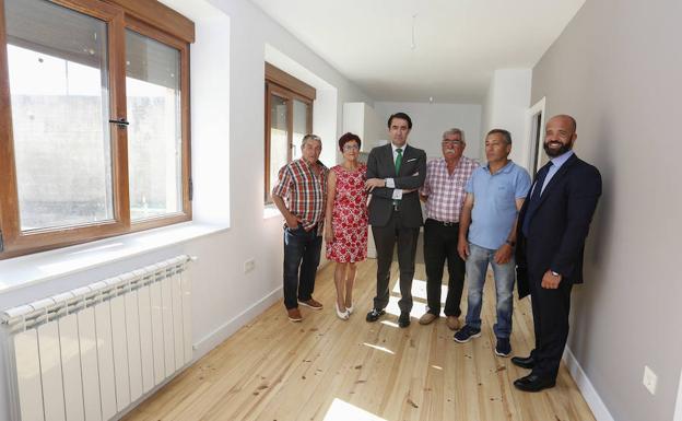 El consejero de Fomento y Medio Ambiente, Juan Carlos Suárez-Quiñones, visita la vivienda rehabilitada del Programa Rehabitare en Carneros.