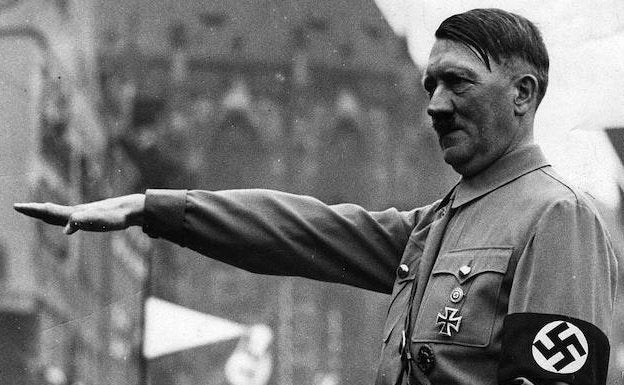 Adolf Hitler saludando a las tropas alemanas durante un desfile militar. /EFE