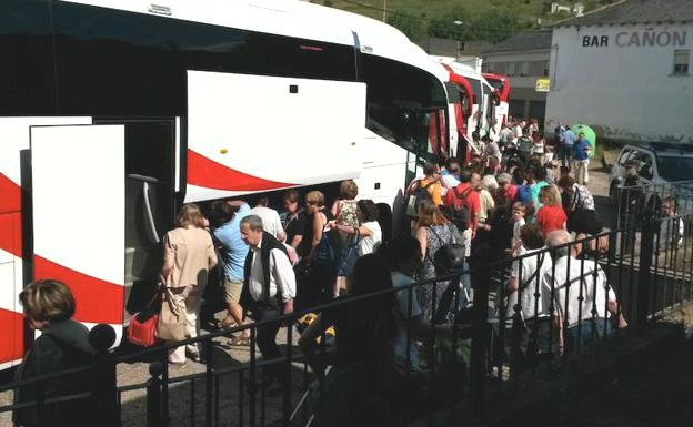 Pasajeros afectados por la avería, en los autobuses./