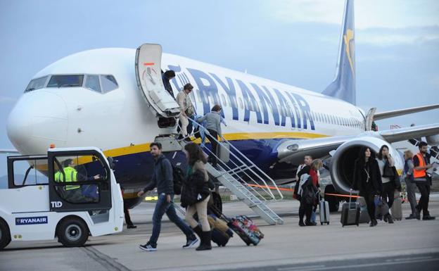 Pasajeros a su llegada a un aeropuerto con Ryanair./Igor Aizpuru