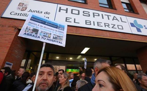 Protestas ante el Hospital del Bierzo.