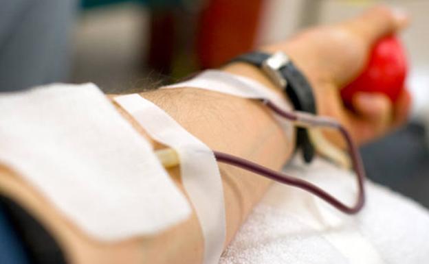 Imagen de una persona donando sangre.