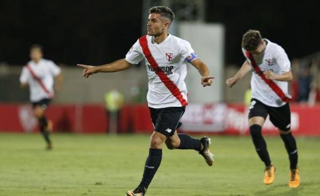 Curro celebra el gol hispalense.