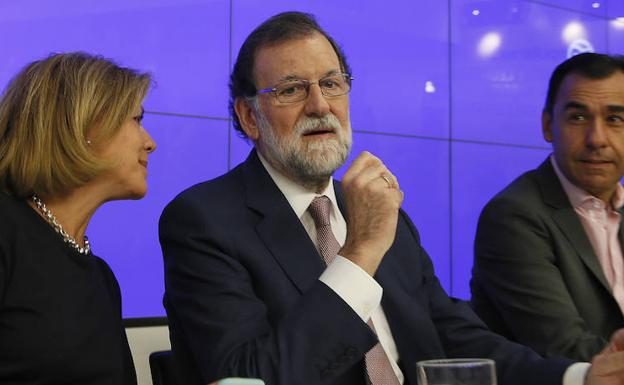 Rajoy, junto a Cospedal (i). /Fernando Alvarado (Efe)